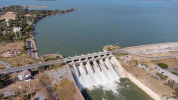 une vue aérienne sur le barrage de pasak jolasid, province de lopburi, thaïlande. suivre le mouvement des vannes qui déversent de l'eau dans les canaux ruraux en énormes quantités d'eau. photo