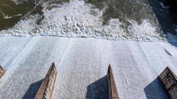 une vue aérienne sur le barrage de pasak jolasid, province de lopburi, thaïlande. suivre le mouvement des vannes qui déversent de l'eau dans les canaux ruraux en énormes quantités d'eau. photo