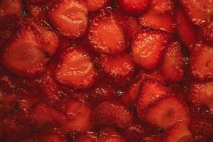 gros plan de tarte aux fraises fraîches. confiture de fraise photo