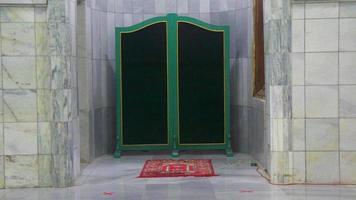 où l'imam de la mosquée dirige la prière photo