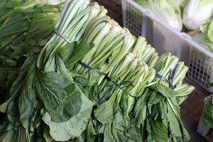 légumes verts au marché traditionnel photo