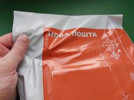 kyiv, ukraine - 7 janvier 2023 boîte d'emballage avec logo de l'entreprise photo