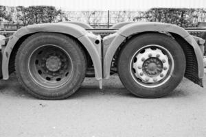 pneu de voiture d'un gros camion photo