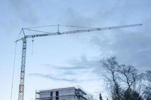 grue de construction très haute sur chantier photo