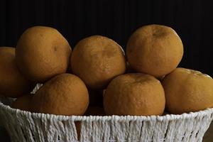 citrons chinois dans le beau panier blanc pour cny photo