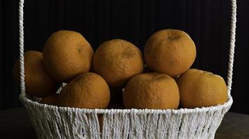 citrons chinois dans le beau panier blanc pour cny photo