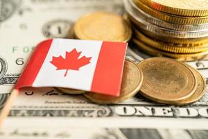 pile de pièces d'argent avec le drapeau du canada, concept bancaire financier. photo