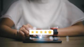 l'utilisateur attribue une note à l'expérience de service sur l'application en ligne, le concept d'enquête de satisfaction des commentaires des clients, le client peut évaluer la qualité du service menant au classement de la réputation de l'entreprise. photo