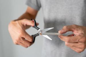 l'homme arrête de fumer, refuse, coupe et casse la cigarette. Journée mondiale du tabac et arrêtez de fumer. cancer du poumon, respiratoire, emphysème, maladie cardiovasculaire, maladie pulmonaire, pneumonie, narcotique, nicotine photo