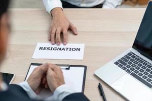 les hommes d'affaires envoient des lettres de démission aux cadres ou aux gestionnaires. inclure des informations sur les démissions, les postes vacants et les changements d'emploi. photo