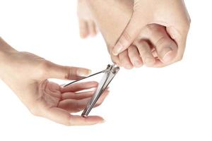 se couper les ongles avec un coupe-ongles photo