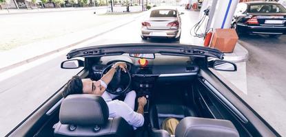 vue arrière de l'homme en voyage sur la route conduisant une voiture décapotable classique photo