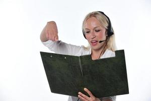 consultant à distance. une assistante de soutien à la clientèle féminine du millénaire confiante s'assoit sur le lieu de travail par un ordinateur portable, porte un casque, consulte l'appelant. photo