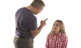 concept de violence domestique, d'abus et de personnes - homme battant une femme sans défense à la maison
