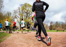 göteborg, suède 03 05 2017 inconnus courant dans le parc. notion de jogging photo