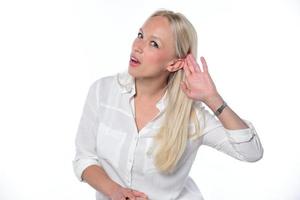 femme avec problème auditif. perte auditive, symptômes et concept de traitement. photo