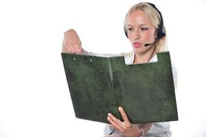 consultant à distance. une assistante de soutien à la clientèle féminine du millénaire confiante s'assoit sur le lieu de travail par un ordinateur portable, porte un casque, consulte l'appelant. photo