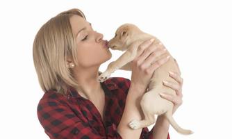 photo d'une fille rêveuse tenir un petit chien chercher un espace vide