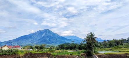 la vue sur le mont andong et l'étendue des rizières à grabag vu de la direction du spot des jardins du métro, qui est le nom de l'une des destinations touristiques photo