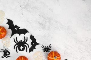 célébration d'halloween flataly avec des citrouilles, des chauves-souris, des araignées et des crânes. bannière de fond. vacances d'octobre. photo