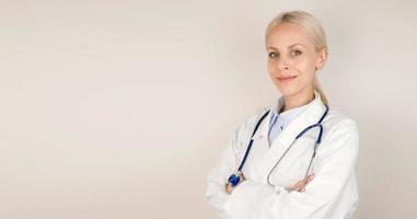 copie espace bannière avec jeune médecin sur fond gris regardant la caméra et souriant photo