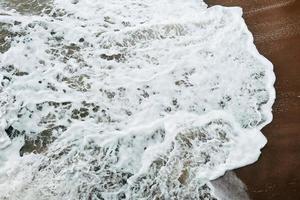 grosses vagues de la mer pendant une tempête. tempête en mer, avis de tempête sur la côte. photo