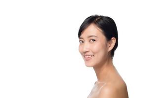 portrait de la belle jeune femme asiatique propre concept de peau nue fraîche. fille asiatique beauté visage soins de la peau et santé bien-être, soin du visage, peau parfaite, maquillage naturel sur fond blanc photo