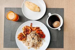 petit-déjeuner de style thaïlandais, omelette à l'hôtel photo