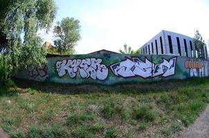 art de rue. image d'arrière-plan abstraite d'une peinture graffiti complète en remplissage chromé, fond vert et contours rouges. photo fisheye