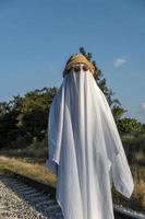 fantôme avec chapeau étincelant, fantôme avec drap et lunettes de soleil sur le thème d'halloween, mexique photo