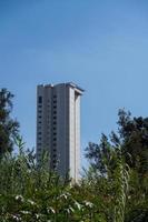 immeubles d'appartements modernes par une journée ensoleillée avec un ciel bleu. façade d'un immeuble moderne photo