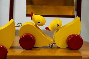 canards en bois avec roues jouets traditionnels du mexique photo