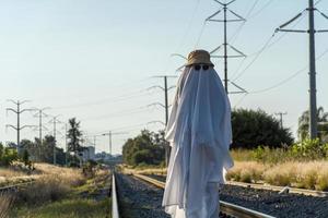 fantôme avec chapeau étincelant, fantôme avec drap et lunettes de soleil sur le thème d'halloween, mexique photo