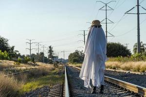 fantôme avec chapeau étincelant, fantôme avec drap et lunettes de soleil sur le thème d'halloween, mexique photo