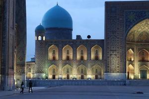 samarcande.ouzbékistan. 06 avril 2022. place du registan. Vue nocturne. photo