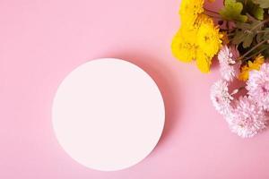 podium ou piédestal avec vue de dessus de fleurs de chrysanthème. maquette pour vos produits cosmétiques photo