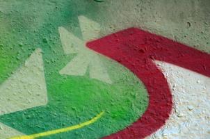art de rue. image d'arrière-plan abstraite d'un fragment d'une peinture graffiti colorée dans des tons chromés et rouges photo
