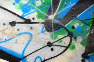 art de rue. image d'arrière-plan abstraite d'un fragment d'une peinture graffiti colorée dans des tons bleus et chromés photo