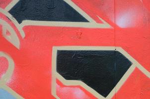 art de rue. image d'arrière-plan abstraite d'un fragment d'une peinture graffiti colorée dans des tons rouges photo