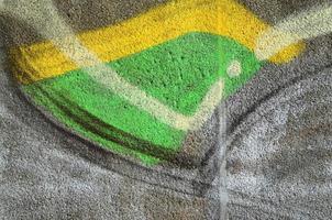 le béton a résisté à la peinture endommagée du mur usé. surface en béton grungy avec des couleurs et des contours de graffitis. texture de fond d'art de rue. gros plan mur peint de la ville photo