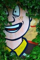 image détaillée du dessin de graffiti couleur. arrière-plan street art avec un personnage peint photo