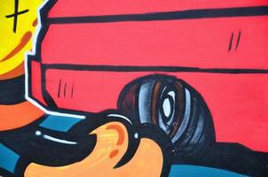 une image détaillée du dessin de graffiti. un arrière-plan conceptuel d'art de rue avec une voiture lowrider rouge photo