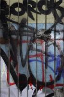 un fragment de dessin de graffiti et un ensemble de tags appliqués au mur à partir de l'ancien carrelage du tunnel du métro. le concept d'art de rue et de vandalisme photo
