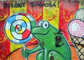 art de rue. image d'arrière-plan abstraite d'une peinture graffiti complète avec dessin animé grenouille et sucette photo