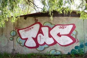 art de rue. image d'arrière-plan abstraite d'une peinture graffiti complète en remplissage chromé, fond vert et contours rouges photo