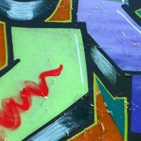 art de rue. image d'arrière-plan abstraite d'un fragment d'une peinture graffiti colorée dans des tons vert kaki et orange photo