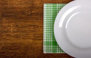 vue de dessus d'une assiette vide propre sur une table en bois photo