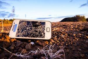 téléphone cassé sur le sol photo