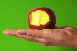 main avec pomme rouge photo