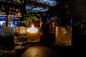 boissons sur le comptoir du bar photo